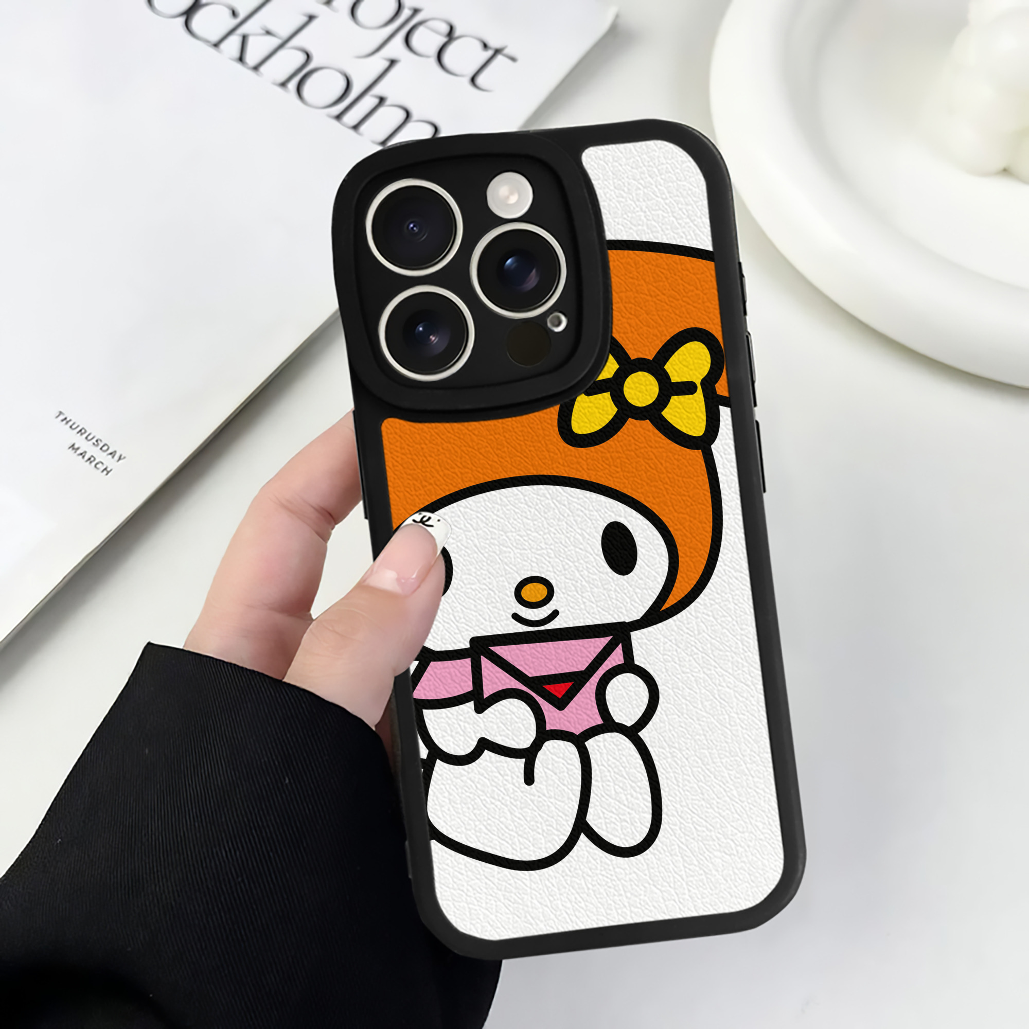（画像用） Hello Kitty ハローキティ 【iPhone 16シリーズ対応】シリコンスマホケース（レザー調） 材質：シリコン